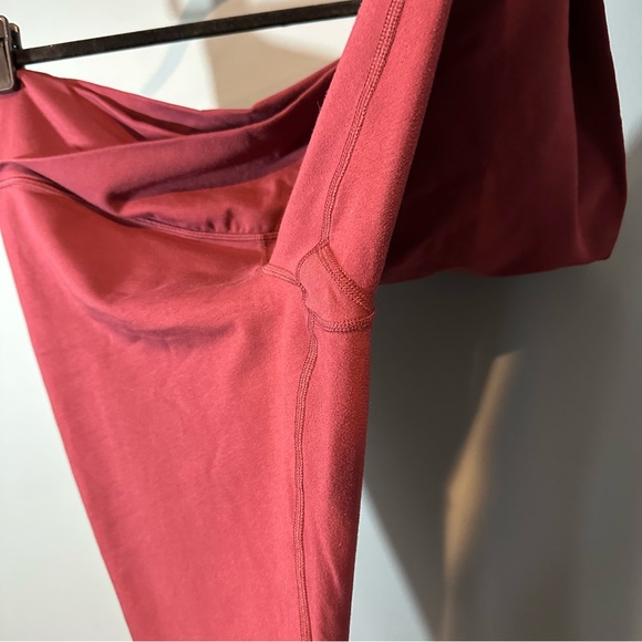 Old Navy Extra High-Waisted PowerChill Crossover 7/8 Length Leggings in Red - Picture 5 of 8